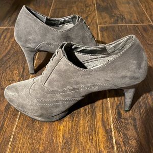 Size 7 Life Stride Gray Booties